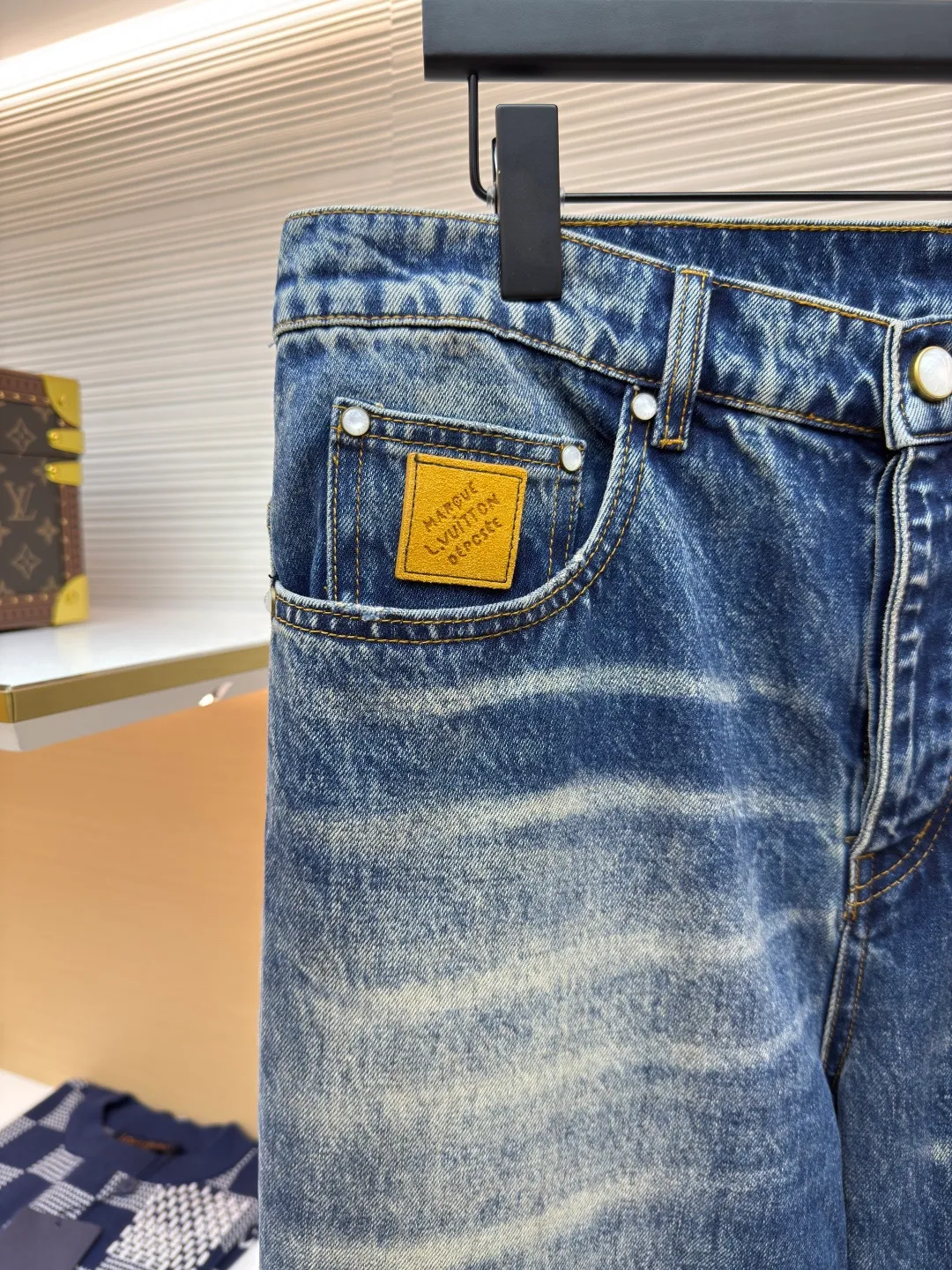 LOUIS VUITTON sun-faded jeans ●Authentic product: purchased and developed for 14800 ●Item number: 1680025-B45 ●Material: denim denim ●Technology: sun-faded ●Version: fitted version ●Size: 30-32-34-36 ●Weight: about 760g ●Description: Classic blue, aged and faded, full of retro tones, like something out of a 90s fashion magazine. Wear it, casual and comfortable, full of relaxation, and easily create a fashionable atmosphere. The fabric is soft and elastic, allowing you to move freely while wearing it, and it will carry the wind when you walk. The three-dimensional tailoring fits the shape of the legs, hides the flesh and makes the legs straight, and can be controlled by both pear-shaped and rectangular figures. The overall wiring is straight and delicate, the fabric is comfortable and soft, and the color is consistent without color difference. It can be matched with the same style to create a fashionable look and control various occasions. Customized accessories, complete with three standards, same style for men and women!